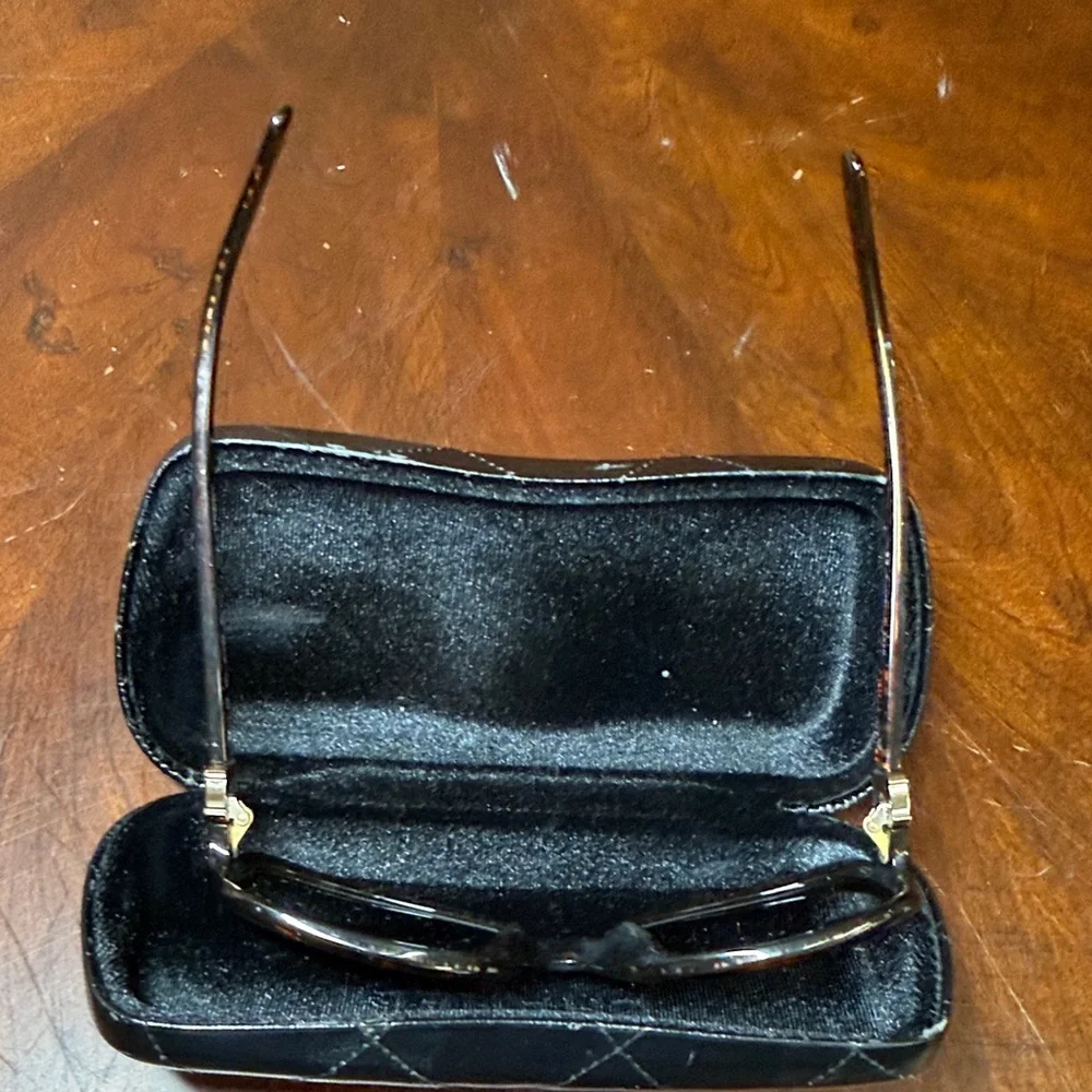 CHANEL Tortoise Shell‎ Sunglasses with Black Case
